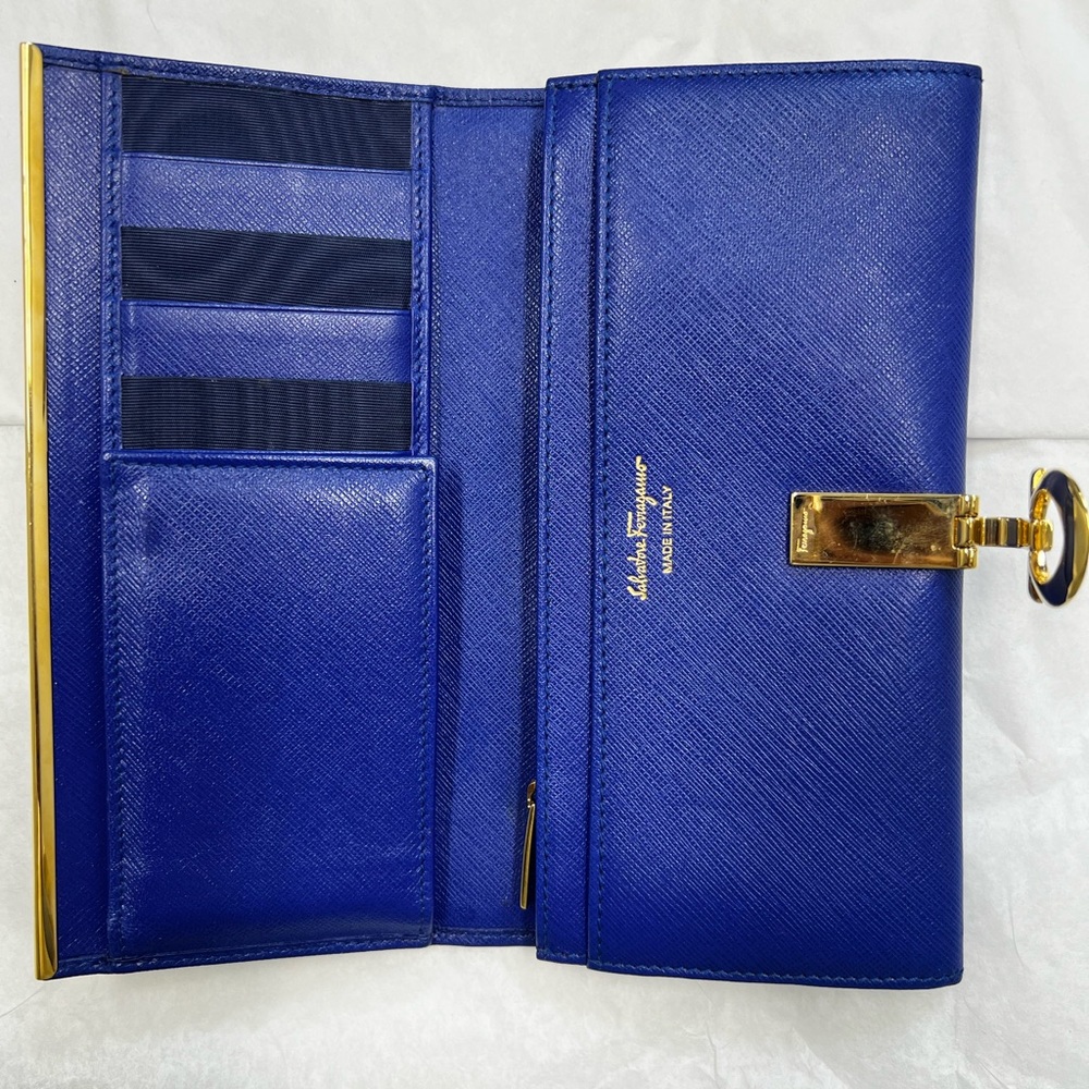 Beautiful well kept salvatore Ferragamo continental wallet